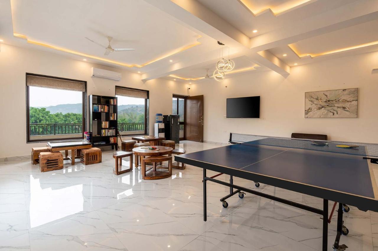 Brookvale Manor By Stayvista - Private Pool Haven With Endless Views & Indoor Fun Sohna Esterno foto