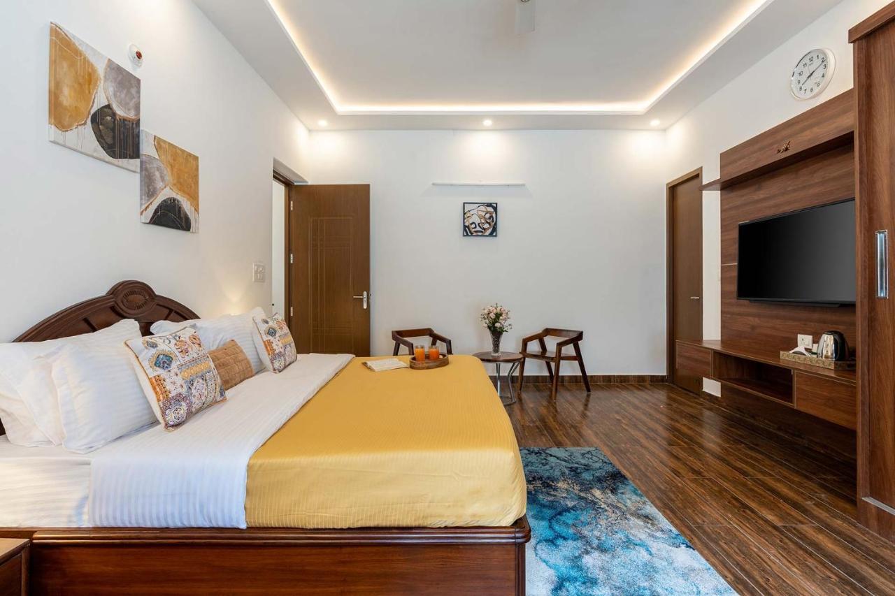 Brookvale Manor By Stayvista - Private Pool Haven With Endless Views & Indoor Fun Sohna Esterno foto